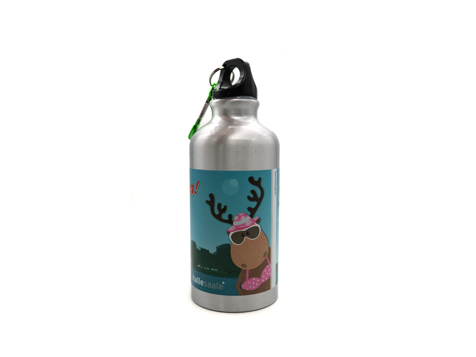 Die silberne Trinkflasche „Finni & Rudi“ zeigt die coolen Cartoon-Rentiere Finni und Rudi mit Sonnenbrillen vor einer blauen Waldszene mit Vollmond. Mit schwarzem Deckel und grünem Karabiner – ideal für Kindergarten und Schule.