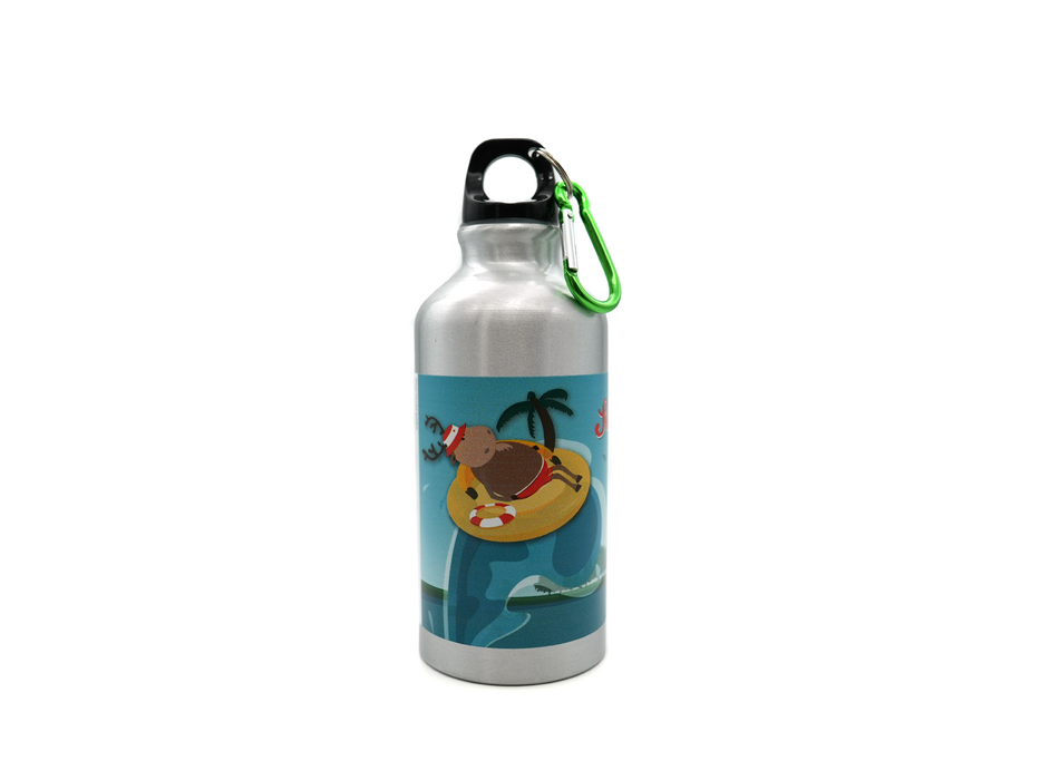 Treue Begleiterin für die Kleinen Die Trinkflasche mit den beiden Rentieren Finni & Rudi ist der perfekte Begleiter beim Wandertag, beim Sport oder in Kindergarten und Schule. Mit dem Namensfeld und dem farbig abgesetzen Karabinerhaken geht sie weder am Rucksack noch an der Gürtelschlaufe verloren.