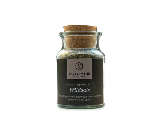 Ein Glasgefäß mit Korkdeckel enthält Kräutersalz mit der Aufschrift „Salz & Mehr-Bundle: Wildsalz groß mit Salzschaufel“. Es eignet sich ideal für Wild, Schwein, Rind und herzhafte Suppen. Mit deutschem Text zur kulinarischen Anwendung.