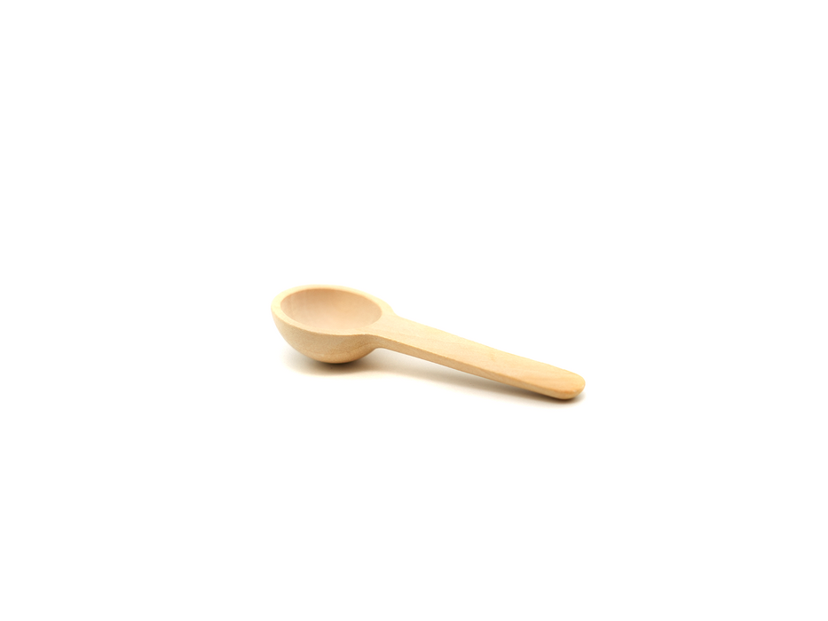 Der Kleine Salzlöffel von hallesaale* | Shop ist auf weißem Hintergrund abgebildet. Er hat eine runde Laffe und einen kurzen, rechts positionierten Stiel mit leichter Holzmaserung. Sein minimalistisches Design eignet sich ideal für die präzise Zugabe von Süße.