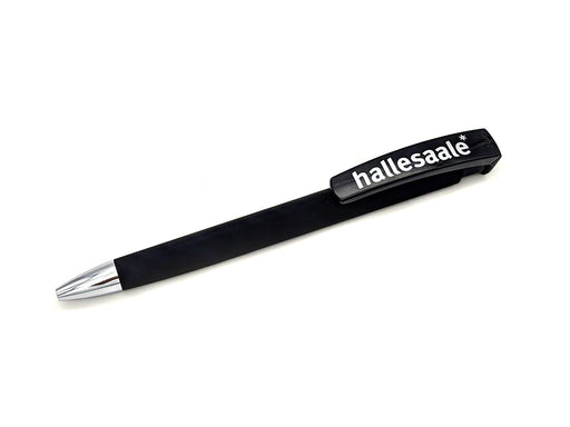 Der Kugelschreiber „hallesaale* | Silberpfeil“ ist ein schwarzer Stift mit silberner Spitze, rechteckigem Gehäuse, breitem schwarzen Clip mit fettem weißem „hallesaale*“-Schriftzug, Soft-Touch-Finish und blauer Mine, fotografiert auf weißem Hintergrund.