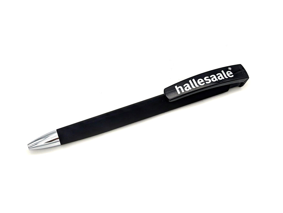 Der Kugelschreiber „hallesaale* | Silberpfeil“ ist ein schwarzer Stift mit silberner Spitze, rechteckigem Gehäuse, breitem schwarzen Clip mit fettem weißem „hallesaale*“-Schriftzug, Soft-Touch-Finish und blauer Mine, fotografiert auf weißem Hintergrund.