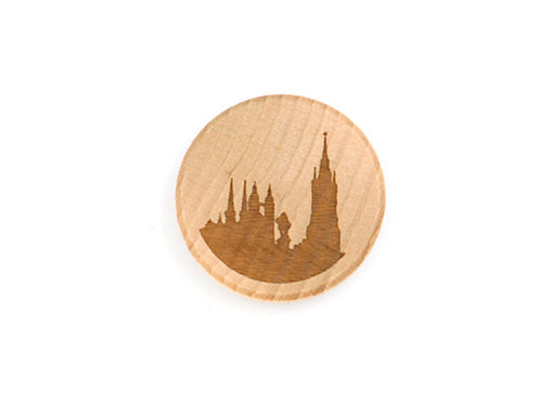 Der Magnet „Verliebt in Halle“ ist ein runder Magnet aus heimischer Buche mit detailreicher Stadtsilhouette und Türmen. Die natürliche Holzmaserung bildet einen schönen Kontrast zum Design. Optional: Auf Wunsch mit Neodym-Magnet.