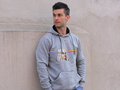 Händel hätt´s getragen! Der Kapuzenpullover mit Graffiti-Händel ist nicht nur lässig und bequem sondern auch kuschelweich und gemütlich. Die aufgenähte Känguruh-Tasche hält außerdem die Hände schön warm, wenn es kalt wird.