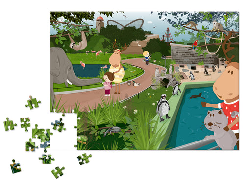 Das Puzzle „Finni & Rudi im Bergzoo Halle“ zeigt einen farbenfrohen Cartoon-Zoo mit Elefanten, Flamingos, Pinguinen und Affen. Kinder und Erwachsene beobachten, wie einige Teile verstreut sind und ein Teil der Puzzleszene noch fehlt.