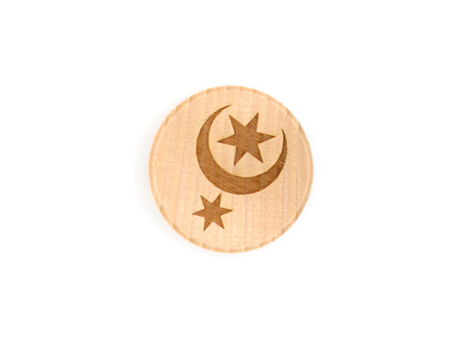 Der Magnet „Verliebt in Halle“ ist ein runder Holzmarker aus heimischer Buche mit eingraviertem Halbmond und zwei Sternen. Sein helles Holz kontrastiert mit dem dunkelbraunen Design. Auf der Rückseite ist ein Neodym-Magnet eingelassen. Der Hintergrund ist schlicht weiß.