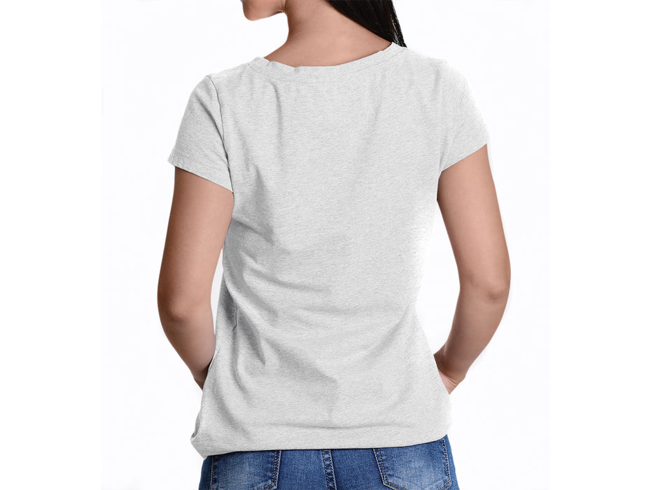 Eine Frau blickt von der Kamera weg und trägt das T-Shirt „HALLEGALLI® – SCHICKSE“ in hellgrauen und blauen Jeans. Ihr dunkles Haar ist glatt und offen, hinter ihr ein sauberer weißer Hintergrund.