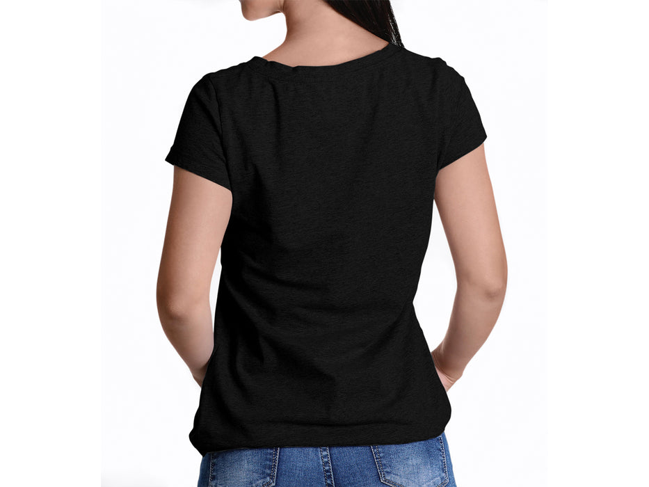 Eine Frau mit langen dunklen Haaren, von hinten gesehen, trägt ein schlichtes schwarzes T-Shirt „HALLEGALLI® – SCHICKSE“ im Medium Fit Women Style und eine blaue Jeans. Ihre Arme liegen seitlich an den Seiten. Das Shirt besteht aus organischer Baumwolle; der Hintergrund ist weiß.
