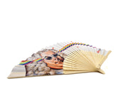 Der Fächer „Graffiti-Händel“ ist teilweise geöffnet und zeigt ein Gesicht mit Sonnenbrille und einem kräftigen Regenbogenstreifen auf beigem Stoff mit Bambusstreben. Perfekt für sommerliche Konzerte, ruht er auf einem weißen Hintergrund mit viel Freiraum.