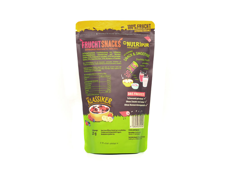 Ein farbenfroher Standbeutel mit dem Fruchtsnack „Der Klassiker“ aus gefriergetrockneten Früchten, hauptsächlich in Grün, Rot und Gelb. Die Rückseite zeigt deutschen Text, Nährwertangaben, Fruchtabbildungen, Verwendungsideen (Smoothie, Müsli) und einen wiederverschließbaren Deckel.