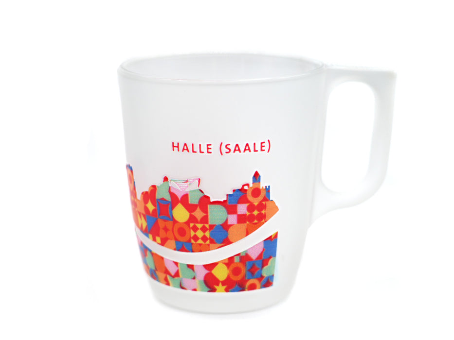 "Eine freigestellte, mattierte Milchglastasse mit einem quadratischen Henkel auf weißem Hintergrund. Der Text 'HALLE (SAALE)' ist in Rot darüber gedruckt. Darunter befindet sich ein farbenfrohes, geometrisches Mosaik, das die Skyline der Stadt Halle darstellt, zusammengesetzt aus bunten Quadraten, Kreisen und Dreiecken. Der untere Teil des Mosaiks ist durch ein unbedrucktes, bogenförmiges Glasband unterbrochen."