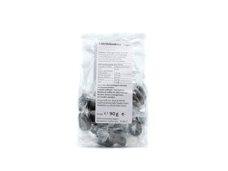 Eine durchsichtige Plastiktüte mit zuckerfreien Halleschen Schnongse Salzbonbons "Lakritz-Sole", vegan und einzeln verpackt, liegt vor einem weißen Hintergrund; Nährwertangaben in Deutsch. Nettogewicht: 90 g.