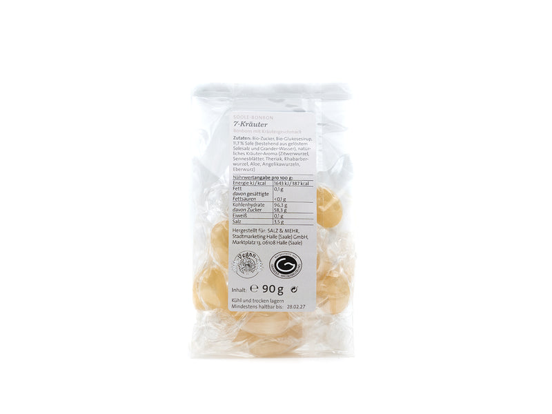 Eine durchsichtige Plastiktüte mit Halleschen Schnongse – Salzbonbons „7-Kräuter“, runden gelben veganen Bonbons mit 7 Kräutern. Einzeln verpackt, mit weißem Etikett mit Nährwertangaben, Zutaten und 90-g-Gewicht.