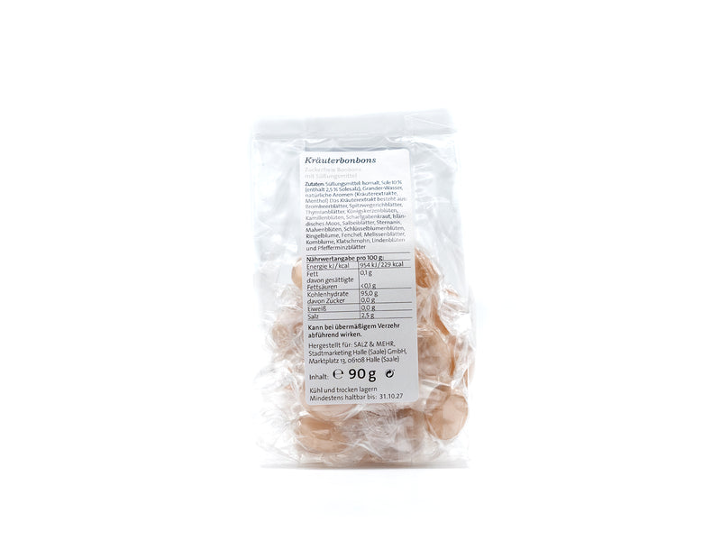 Eine transparente Plastiktüte mit runden, hellbraunen Halleschen Schnongse – Salzbonbons „Kräuter-Sole“ zuckerfrei ist aufrecht abgebildet. Das weiße deutsche Etikett zeigt Zutaten und Nährwertangaben. Die veganen Bonbons sind einzeln verpackt.