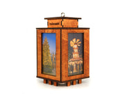 Die Holzlaterne „Halle (Saale)“ ist ein hölzernes, laternenförmiges Ornament mit lasergeschnittenen Kanten, bunten Weihnachtsbaum- und Marktmotiven, einer LED-Lichterkette, einer Aufhängeöse und der Gravur „Hallesaale“ auf der Oberseite. Der Hintergrund ist schlicht weiß.