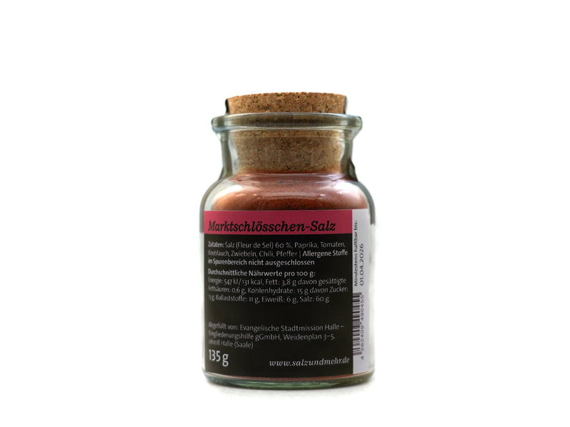 Ein 135-g-Glas mit Korkdeckel und der Aufschrift „Marktschlösschen-Salz groß“. Diese rosafarbene Gewürzmischung mit rosa-schwarzem Etikett eignet sich hervorragend als Brathähnchen oder Pommes-Gewürzsalz. Zutaten- und Nährwertangaben sind enthalten.