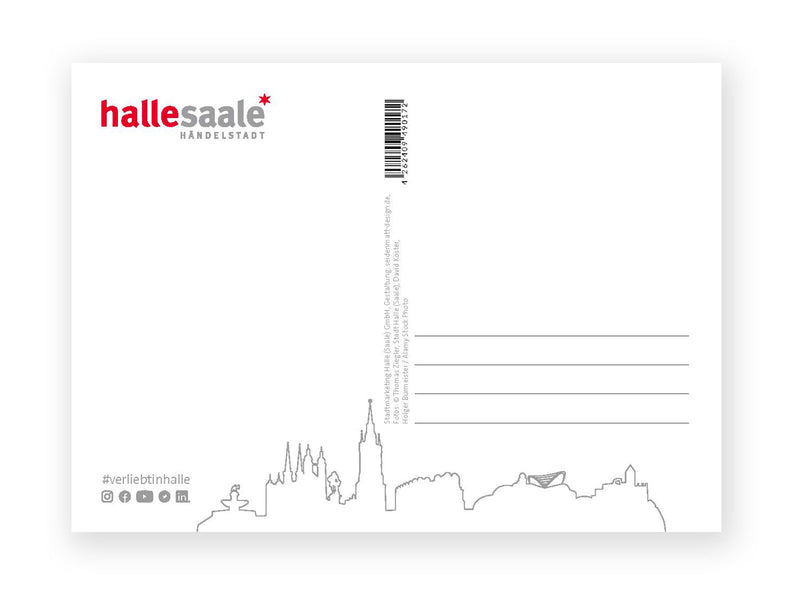 Die Postkarte „Hallesche Sehenswürdigkeiten“ zeigt HALLE SAALE HANDELSTADT und Halle Postkarte in Rot/Grau oben links, Barcode oben in der Mitte, soziale Symbole und #verliebtinhalle unten links, Adresszeilen rechts und unten eine schwarze Skyline mit Sehenswürdigkeiten.
