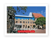 Die Postkarte „Moritzburg“ zeigt das Kunstmuseum Moritzburg Halle (Saale) mit seiner historischen Steinfassade, modernen Glaselementen, einem großen Baum und einer Bronzestatue. Text: Herzliche Grüße – Kunstmuseum Moritzburg Halle (Saale).
