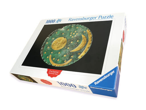 1000 Teile voller Magie
Im Original ist die "Himmelsscheibe von Nebra" nur im Landesmuseum für Vorgeschichte in Halle (Saale) zu sehen. Nun garantiert dieses 1.000-teilige Puzzle von Ravensburger Geschichte zum Anfassen. Stück für Stück!