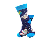 Die Socken "Finni & Rudi" Space Walk sind marineblaue Socken mit leuchtend blauen Akzenten. Weiße Kaninchen in Weltraumhelmen schweben zwischen Sternen und der Erde. Hergestellt nach OEKO-TEX Standard 100 für zusätzlichen Komfort.