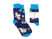 Zwei Paar marineblaue Socken „Finni & Rudi“ mit Astronauten- und Geweihmotiven, Planeten und Sternen. Diese kuscheligen Socken nach OEKO-TEX Standard 100 sind mit einem weißen Etikett mit der Aufschrift „Socken und Sparen mit!“ versehen.