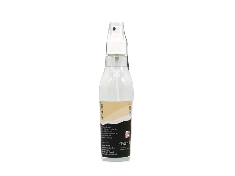 Eine transparente 150-ml-Sprühflasche mit weißer Pumpe und schwarzem Etikett mit Produktinformationen. Steht vor einem weißen Hintergrund.
