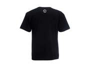 Das T-Shirt „I’m salty“ ist von hinten in schlichter schwarzer Bio-Baumwolle abgebildet. Unter dem Halsausschnitt befindet sich ein kleines weißes geometrisches Logo, das sich von einem weißen Hintergrund abhebt – ideal für moderne Freizeitmode.