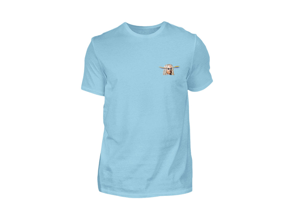 Das T-Shirt „Graffiti-Händel“ ist ein hellblaues Baumwoll-T-Shirt mit einer kleinen, detailreichen braun-weißen Grafik eines Hochlandrindskopfes auf der linken Brust, gedruckt im Digitaldirektdruckverfahren. Ansonsten ist das Shirt unifarben auf weißem Hintergrund.