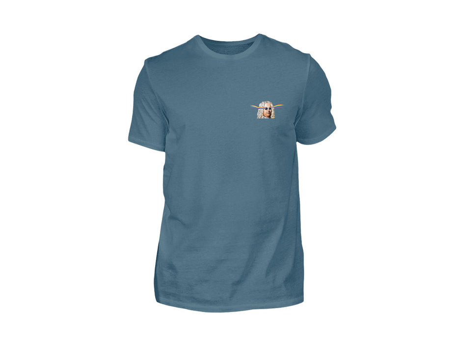 Das T-Shirt „Graffiti-Händel“ ist ein schlichtes blaues Baumwollshirt mit einer kleinen, detaillierten Baby Yoda-Grafik, die im digitalen Direktdruckverfahren hergestellt wurde und über eine hellbraune Fläche auf der linken Brust hervorschaut und auf einem weißen Hintergrund abgebildet ist.