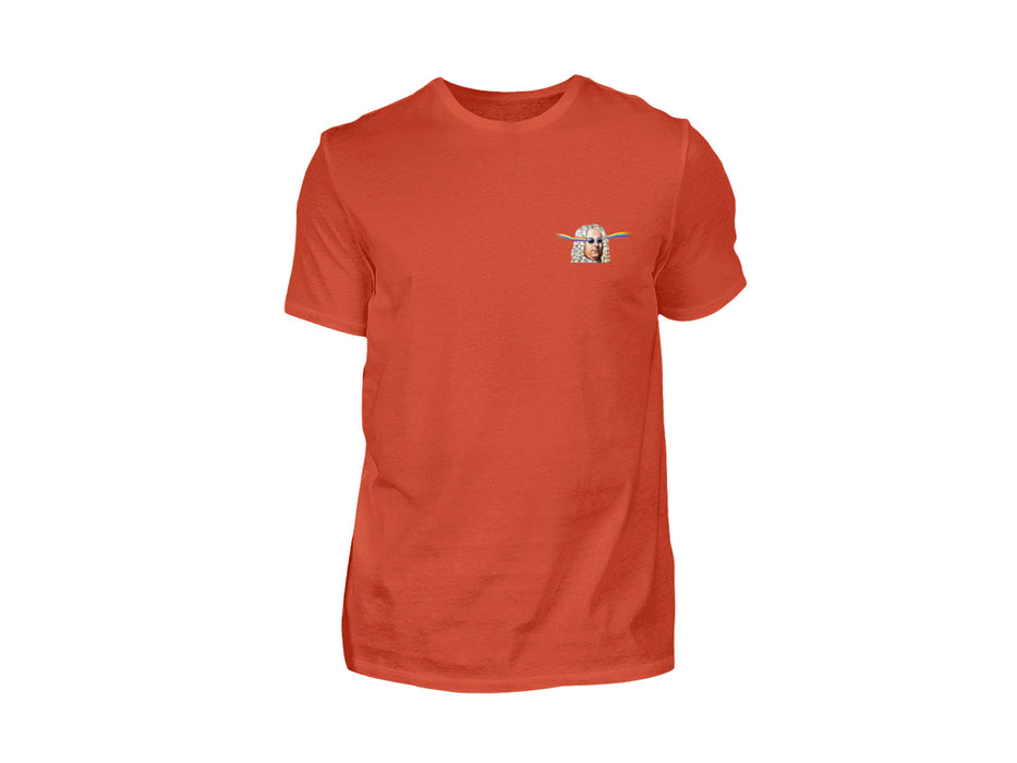 Das T-Shirt „Graffiti-Händel“ ist ein schlichtes orangefarbenes Baumwoll-T-Shirt mit einer kleinen gestickten Comicfigur – große Ohren, eine Schüssel haltend – auf der linken Brust. Weiche Baumwolle und ein lebendiges Design heben es vom weißen Hintergrund ab.