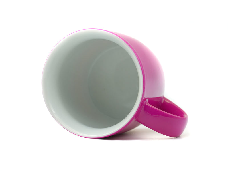 Die Tasse „Women in Jazz“ ist eine glänzend rosa Keramiktasse mit weißer Innenseite, die seitlich vor weißem Hintergrund präsentiert wird. Ihre glänzende Oberfläche und der sichtbare Henkel spiegeln ein elegantes Design wider, das von „Women in Jazz“ inspiriert ist.
