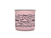 Rosa Keramiktasse in klassischer Emaille-Becher-Form mit schwarzem Innenrand. Auf der Frontseite befindet sich der Schriftzug „Meine“ in einem geschwungenen Rahmen, umgeben von halleschen Mundart-Begriffen wie „Körsche“, „Mauke“ und „Menggänke“.