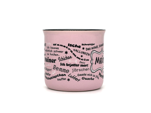 Rosa Keramiktasse in klassischer Emaille-Becher-Form mit schwarzem Innenrand. Auf der Frontseite befindet sich der Schriftzug „Meine“ in einem geschwungenen Rahmen, umgeben von halleschen Mundart-Begriffen wie „Körsche“, „Mauke“ und „Menggänke“.