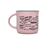 Rosa Keramiktasse in klassischer Emaille-Becher-Form mit schwarzem Innenrand. Auf der Frontseite befindet sich der Schriftzug „Meine“ in einem geschwungenen Rahmen, umgeben von halleschen Mundart-Begriffen wie „Körsche“, „Mauke“ und „Menggänke“.