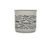 Graue Keramiktasse in klassischer Emaille-Becher-Form mit schwarzem Innenrand. Auf der Frontseite befindet sich der Schriftzug „Meiner“ in einem geschwungenen Rahmen, umgeben von halleschen Mundart-Begriffen wie „Körsche“, „Mauke“ und „Menggänke“.