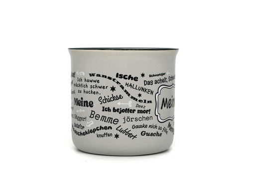 Graue Keramiktasse in klassischer Emaille-Becher-Form mit schwarzem Innenrand. Auf der Frontseite befindet sich der Schriftzug „Meiner“ in einem geschwungenen Rahmen, umgeben von halleschen Mundart-Begriffen wie „Körsche“, „Mauke“ und „Menggänke“.