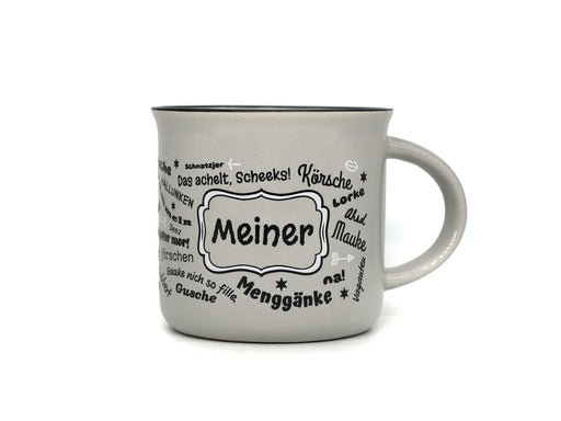 Graue Keramiktasse in klassischer Emaille-Becher-Form mit schwarzem Innenrand. Auf der Frontseite befindet sich der Schriftzug „Meiner“ in einem geschwungenen Rahmen, umgeben von halleschen Mundart-Begriffen wie „Körsche“, „Mauke“ und „Menggänke“.