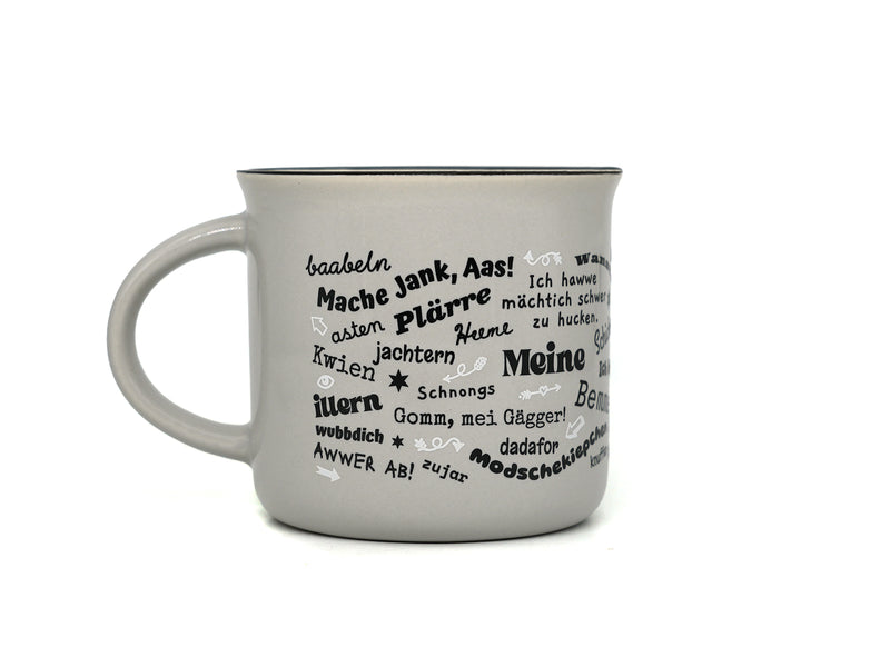 Graue Keramiktasse in klassischer Emaille-Becher-Form mit schwarzem Innenrand. Auf der Frontseite befindet sich der Schriftzug „Meiner“ in einem geschwungenen Rahmen, umgeben von halleschen Mundart-Begriffen wie „Körsche“, „Mauke“ und „Menggänke“.