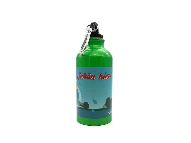 Treue Begleiterin für die Kleinen Die Trinkflasche mit den beiden Rentieren Finni &amp; Rudi ist der perfekte Begleiter beim Wandertag, beim Sport oder in Kindergarten und Schule. Mit dem Namensfeld und dem farbig abgesetzen Karabinerhaken geht sie weder am Rucksack noch an der Gürtelschlaufe verloren.