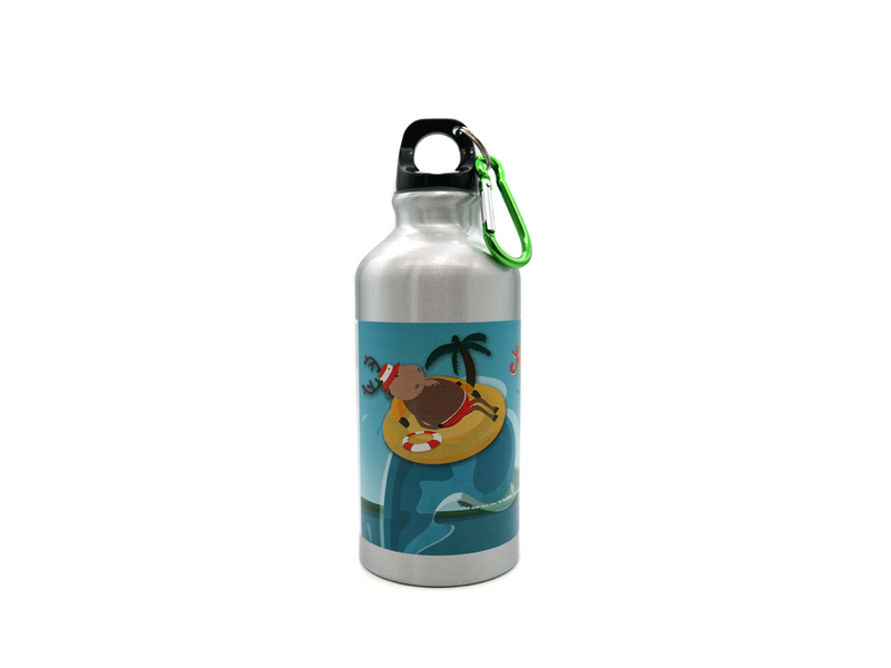 Treue Begleiterin für die Kleinen Die Trinkflasche mit den beiden Rentieren Finni &amp; Rudi ist der perfekte Begleiter beim Wandertag, beim Sport oder in Kindergarten und Schule. Mit dem Namensfeld und dem farbig abgesetzen Karabinerhaken geht sie weder am Rucksack noch an der Gürtelschlaufe verloren.