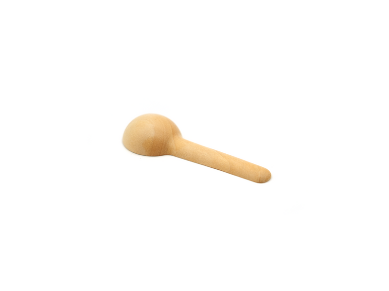 Auf einem schlichten weißen Hintergrund ist ein kleiner Salzlöffel abgebildet, ein kleiner Löffel aus hellem Holz mit abgerundeter Kugelspitze und kurzem zylindrischem Griff, etwa 8 cm lang.