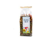 Ein durchsichtiger Plastikbeutel mit Tee „Frischer Wind“ trägt ein florales Etikett mit einem roten Herzen, das auf Minze- und Frühlingstee-Aromen hindeutet. Der Beutel, verschlossen mit einem goldenen Verschluss, ist auf schlichtem weißem Hintergrund abgebildet.