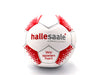 Am Ball bleiben! Unser Fußball ist ein echter Allrounder: Egal, ob ihr den Bolzplatz stürmt, eure Dribbelfähigkeiten trainiert oder mit FreundInnen locker im Park auf der Wiese kickt, das runde Leder mit "hallesaale*"-Logo lässt euch nicht im Stich. Und da Fairplay auch abseits des Platzes wichtig ist, wurde bei der Herstellung besonders auf Nachhaltigkeit geachtet. Denn: Wir spielen fair!
