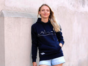 Okay, Halle ist nicht London, New York oder Sydney, und trotzdem unverwechselbar. Dezent aber in voller Schönheit präsentiert sich die hallesche Skyline mit den fünf Türmen, der Saale, dem Zoo & Co. auf diesem kuschligen Hoodie in Nachtblau. Das kann sich ohne Weiteres sehen lassen.