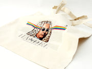 Der Leinenbeutel „Graffiti-Händel“ ist eine cremefarbene Fairtrade-Baumwolltasche mit der Abbildung eines Mannes mit gepuderter Perücke und weißer Sonnenbrille, der Regenbogenstrahlen aussendet. Unter dem Bild sind „HANDEL“ und ein kleinerer Text aufgedruckt.