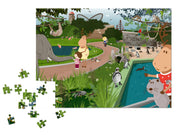 Das Puzzle „Finni & Rudi im Bergzoo Halle“ zeigt einen farbenfrohen Cartoon-Zoo mit Elefanten, Flamingos, Pinguinen und Affen. Kinder und Erwachsene beobachten, wie einige Teile verstreut sind und ein Teil der Puzzleszene noch fehlt.