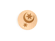 Der Magnet „Verliebt in Halle“ ist ein runder Holzmarker aus heimischer Buche mit eingraviertem Halbmond und zwei Sternen. Sein helles Holz kontrastiert mit dem dunkelbraunen Design. Auf der Rückseite ist ein Neodym-Magnet eingelassen. Der Hintergrund ist schlicht weiß.