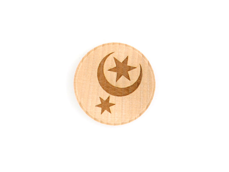 Der Magnet „Verliebt in Halle“ ist ein runder Holzmarker aus heimischer Buche mit eingraviertem Halbmond und zwei Sternen. Sein helles Holz kontrastiert mit dem dunkelbraunen Design. Auf der Rückseite ist ein Neodym-Magnet eingelassen. Der Hintergrund ist schlicht weiß.
