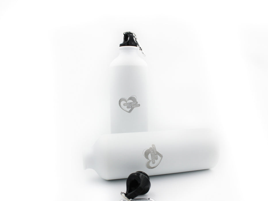 Liebe macht durstig Die Trinkflasche mit Verliebt in Halle-Lasergravur ist nicht nur eine elegante Begleitung im Alltag. Sie findet praktischerweise auch fast überall ihren Platz: mit dem Karabinerhaken kann sie am Rucksack oder an der Gürtelschlaufe befestigt werden und ist quasi immer griffbereit